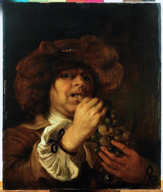 Uomo che mangia uva